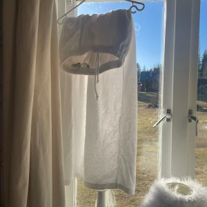 Mjukisbyxor  - Vita mjukisbyxor i storlek S som är Ifrån h&m divided 