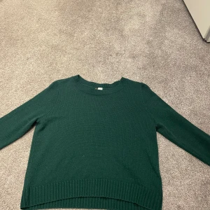 Långarmad mörkgrön stickad tröja  - Från HM, storlek M  Andvänd ett par gånger men i fint skick. 