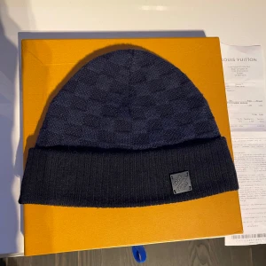 Louis Vuitton mössa  - Hej säljer min mössa jag haft ett tag nu som jag vill sälja eller byta! Den är äkta köpt i Stockholm Sverige lapparna finns kvar men slitna, hör av er vid intresse eller byten! Mvh Axel 