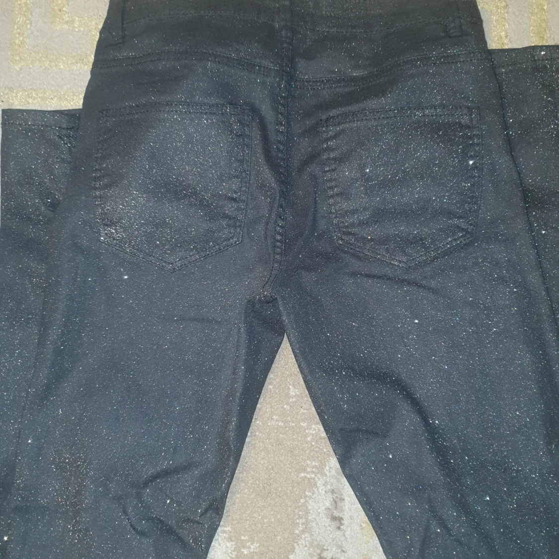 Svarta med massa glitter jeans - 91