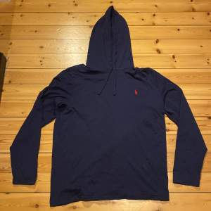 En mycket fin Ralph Lauren hoodie. Tunt material i mycket bra skick. Storlek L men passar även M.