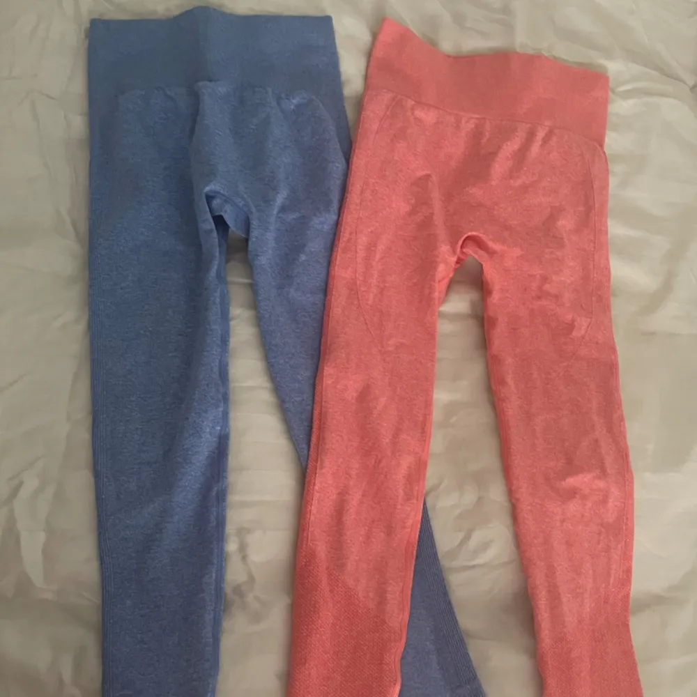 Två par träningstights i en blå färg och en korall rosa färg!  med en scrunch i rumpan  Passar XS-S. Jeans & Byxor.