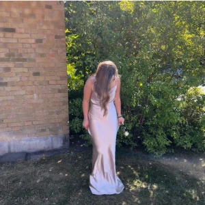Super fin balklänning💕 - Köpt här på Plick men aldrig använt då jag valde en annan, ägaren innan använde den en gång💗 passar alla mellan 160-170 beroende på på klacken men kan passa längre också. Justerbara band och lappen är avklippt så vet inte vart den är från💗