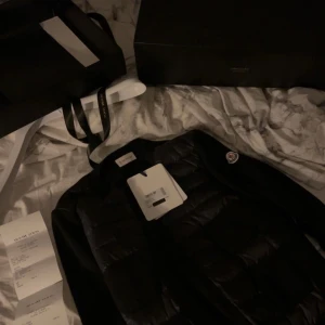 Moncler Cardigan!! - Säljer denna underbara jacka då jag inte använder den längre, den är i toppen skick då den knappast är använd. Det är en limited edition cardigsn. Jackan kommer med box och kvitto! Den är köpt på Room 1006. Nypris är 8520kr, mitt start pris är 6200