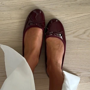 Vinröda ballerinaskor - Jättefina ballerinaskor som är slutsålda, från Nelly🌸Helt oanvända, säljer pga att de är för små💕