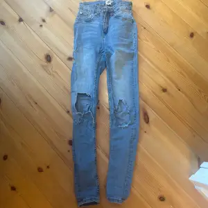 Blåa skinny jeans från lager 157 med hål på knäna. Säljer pga att dom bara ligger i garderoben. Bra skick. 🤍