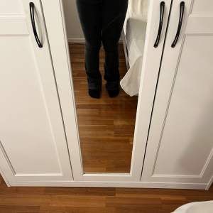 Svarta jeans från Lager 157, storlek S. Lite slitna vid fötterna. Lite långa för mig som är 162 men funkar ändå! 