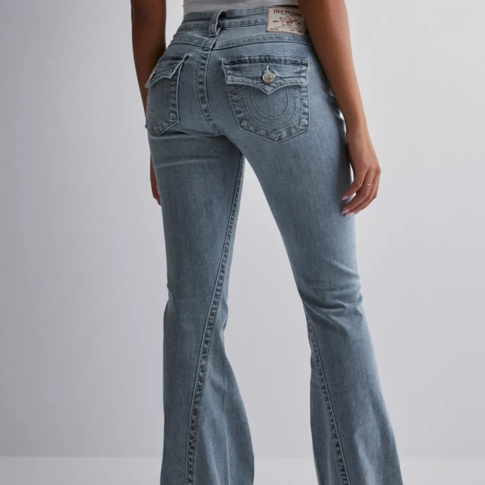 Jag gör en intressekoll på mina helt nya true religion jeans som tyvärr va lite stora på mig. Nyskick och supersnygga. Modellen joey. Bootcut. Fråga om ni undrar något mer. . Jeans & Byxor.