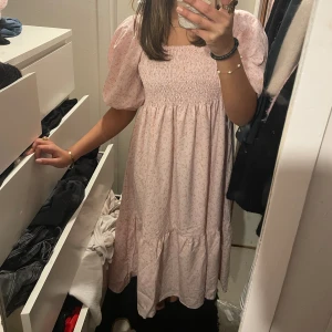 Klänning - Säljer denna superfina klännings som är helt oanvänd med lappen kvar. Köpt för 1100. Kontakta mig vid intresse och köparen står för frakten.