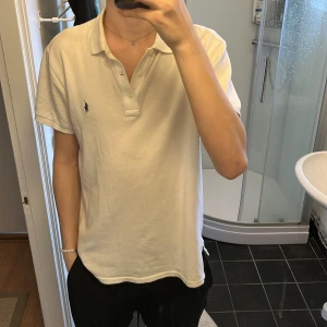 Ralph Lauren piké - Säljer denna fina Ralph lauren piken som inte används av mig längre. Gott skick, lite smutsig i kragen men går lätt bort i tvätten. Köpt på Care och Carl och de på bild följer även med. Perfekt nu inför sommaren! Storlek M men passar även L 