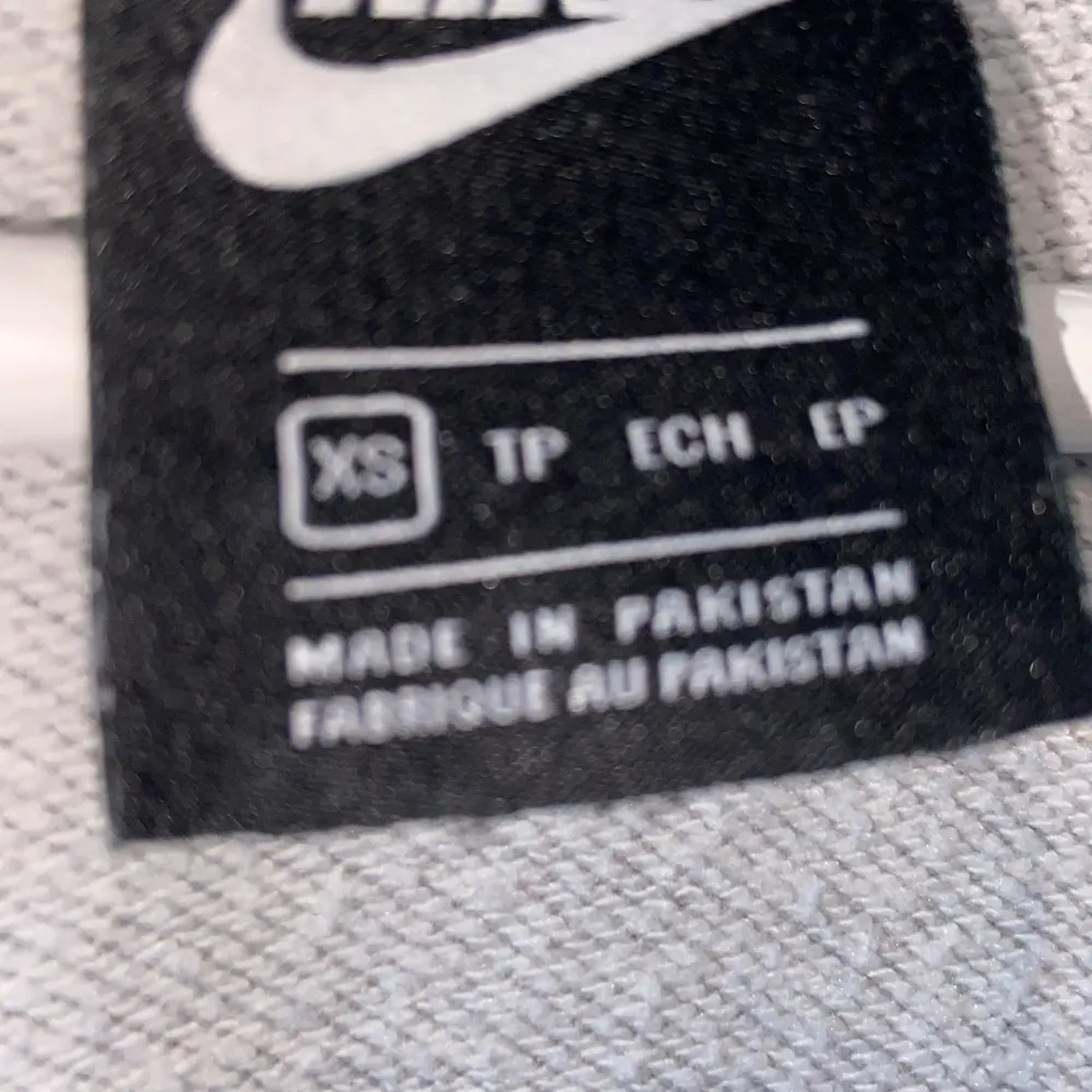Denna Nike tröja är i bra skick använd 5 gånger 2 fläckar ganska ny. Hoodies.