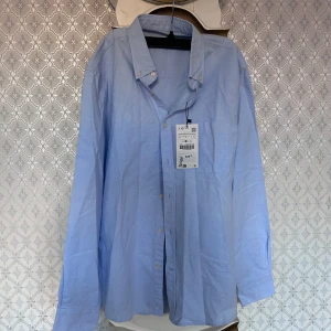 Skjorta zara  - Skjorta zara st L , men jag tycker är små i storleken då är dom M , nya med lapp kvar det passar inte min son 