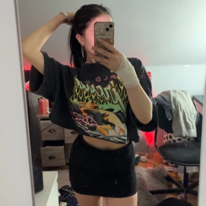 T-shirt med tryck - En gammal t-shorts med tryck knappt använd i fint skick, säljes pga att den inte passar min stil, overzised