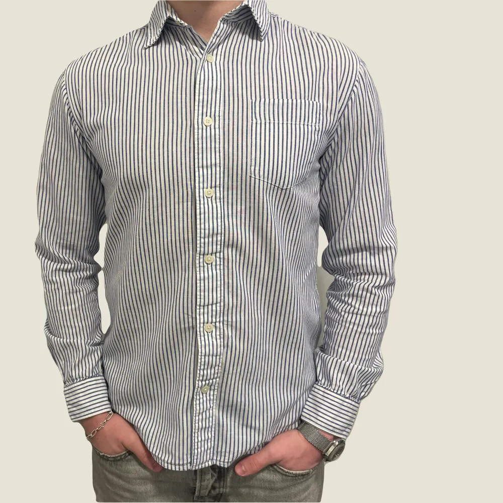 Snygg blå/vit randig linne skjorta ifrån Selected Home. Storlek S. Skjortan är i fint skick. Modellen är 182cm. Fråga gärna vid funderingar. . Skjortor.