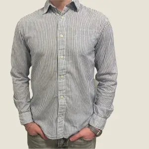 Snygg blå/vit randig linne skjorta ifrån Selected Home. Storlek S. Skjortan är i fint skick. Modellen är 182cm. Fråga gärna vid funderingar. 
