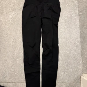 Träningstights - Säljer dessa jättesnygga tights!! Sitter som en smäck men kommer inte till användning, storlek M men passar S också då de är lite tighta 