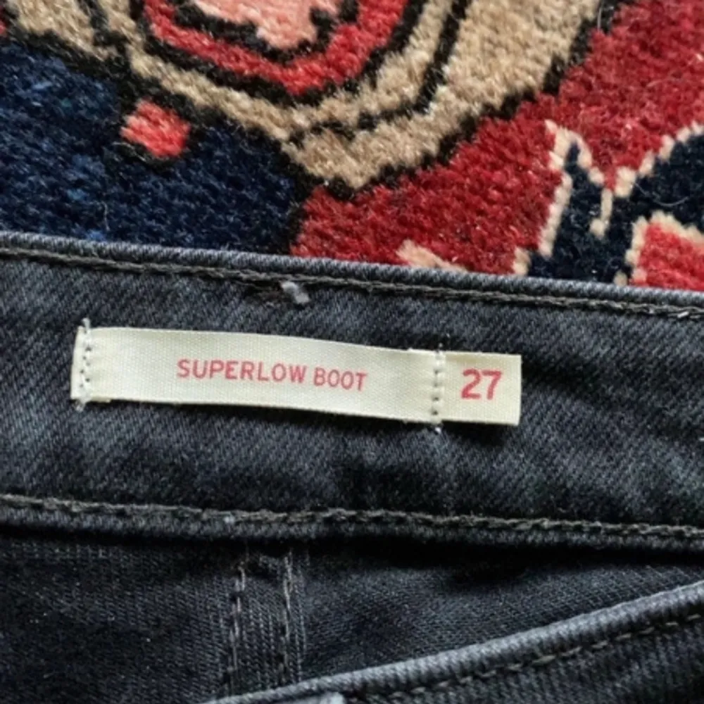 ”Superlow boot” jeans från Levis, endast använda ett fåtal gånger. ORIGINALPRIS 919kr. Jeans & Byxor.