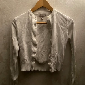 Mini cardigan  - Söt liten topp från hm