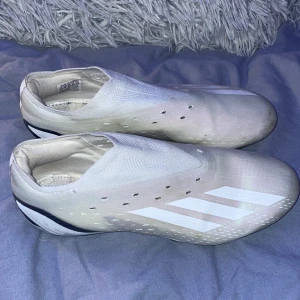 Adidas fotboll skor  - Bra skick användt på 2 matcher lite smutsiga på dobbarna och på framdelen av skon men annars bra skick 