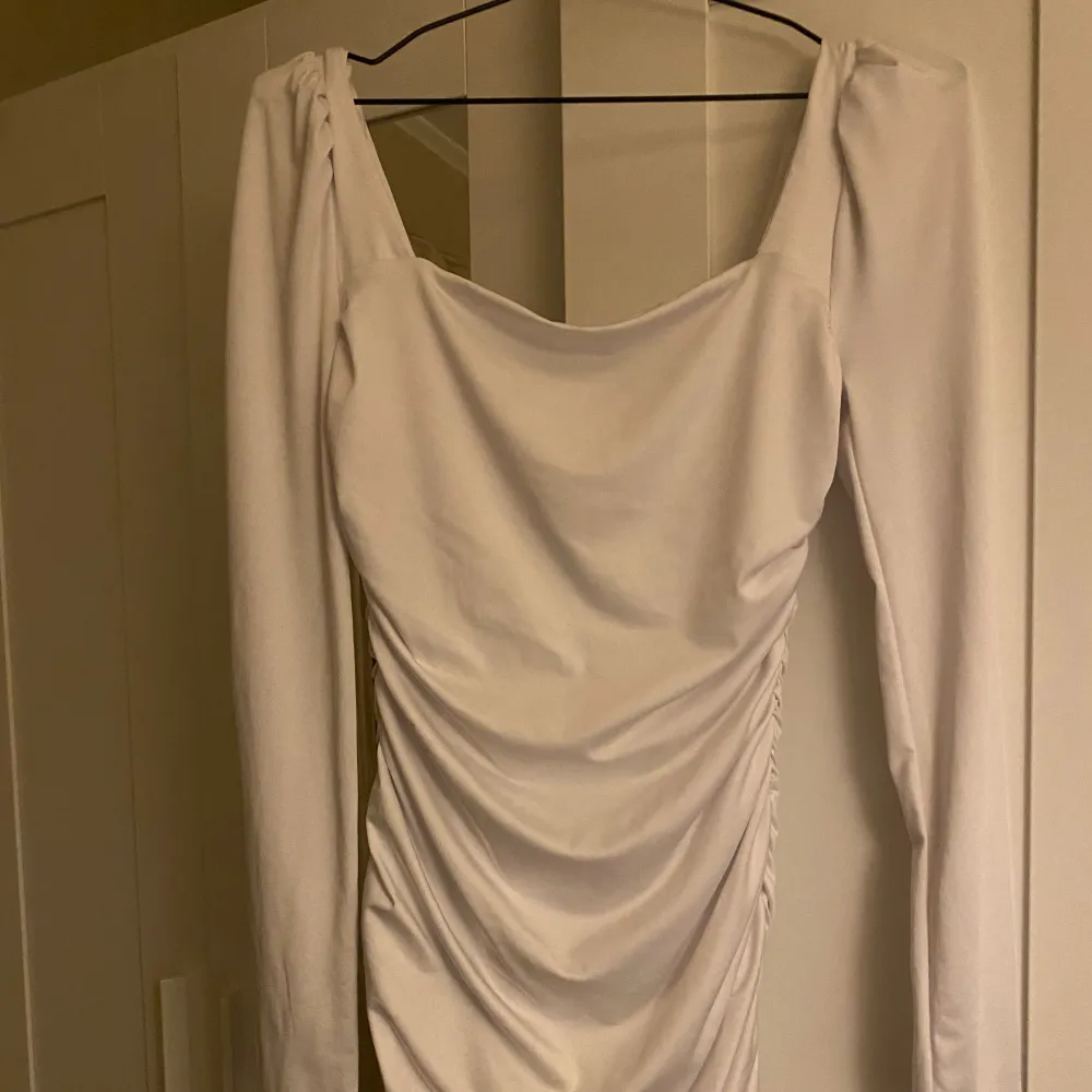 Säljer denna vita klänning som funkar till exempelvis studenten. Har inte använt den dock så har jag testat den på. Storlek S är det på klänningen. . Klänningar.