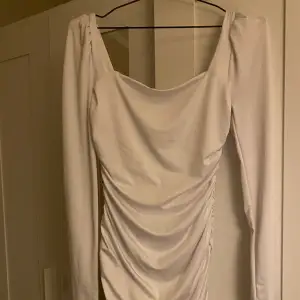 Säljer denna vita klänning som funkar till exempelvis studenten. Har inte använt den dock så har jag testat den på. Storlek S är det på klänningen. 