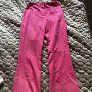 kostymbyxor - Rosa utsvängda kostymbyxor från h&m, aldrig använda🩷Storlek 38 men lite små i storlek