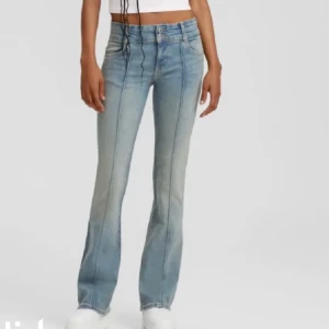 Snygga lågmidjade populära jeans! - Intressekoll på dessa jätte populära och slutsålda bershka jeansen! Med typ broderi "sträck" på benen som är jätte coolt! Inga defekter alls! Skriv vid intresse eller frågor, nypris 400.