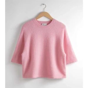 Stickad tröja  - Säljer min superfina rosa stickade tröja med från The other stories💗 inte använd alls ofta. Storlek XS