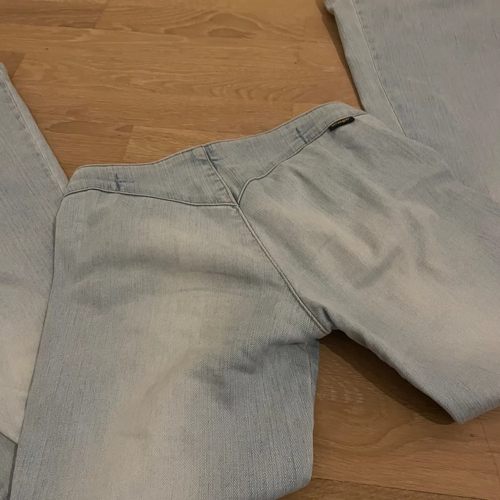 Ett par jätte coola och snygga ljusblå low waist bootcut jeans . Jeans & Byxor.