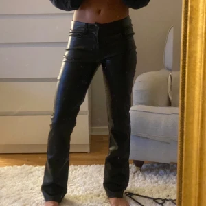 Skinn byxor  - Säljer mina skinn byxor då ja ikte använder längre jätte fina använda får tal gånger!