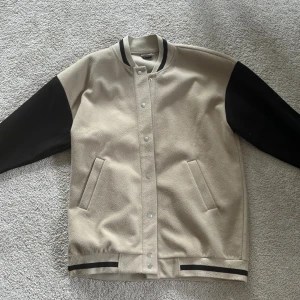 Jacka - Säljer ännu en vår jacka💕 Detta är en collage jacka i storlek M. Passar perfekt nu till våren och är endast använd några få gånger. Originellt köpt från h&m för ca 700kr🦋