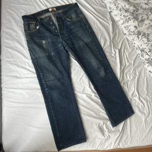 W:32 L:34, säljer eftersom dem var för korta. Jeansen är lite dirtwahed med tanke på att jag köpte dem second hand.