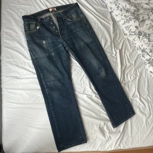 Levis 501 jeans - W:32 L:34, säljer eftersom dem var för korta. Jeansen är lite dirtwahed med tanke på att jag köpte dem second hand.