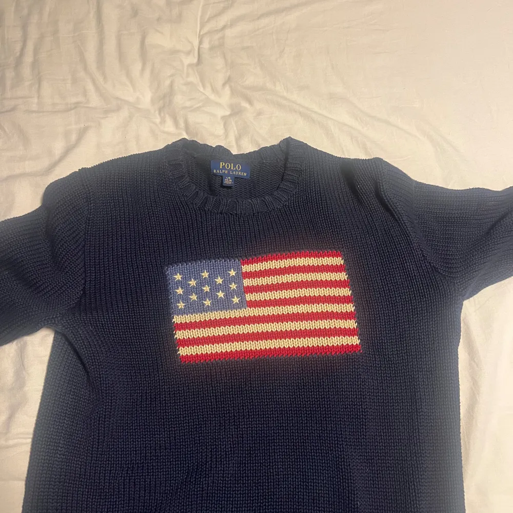Ralph Lauren stickad USA flag Köpt i Ralph Lauren butik i london några år tillbaka. Stl 14-16 [Passar XS] I Skurup, kan fraktas! . Tröjor & Koftor.
