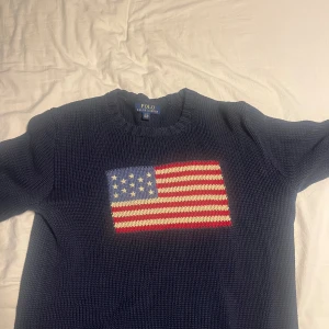Ralph Lauren Stickad - Ralph Lauren stickad USA flag Köpt i Ralph Lauren butik i london några år tillbaka. Stl 14-16 [Passar XS] I Skurup, kan fraktas! 