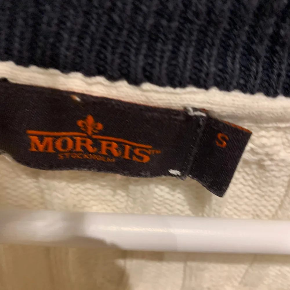 Säljer denna fina Morris tröjan som passar perfekt till högtidliga tillfällen! | Har använts lite men fortfarande grymt skick! | Storlek S. | Nypris runt 2000kr. | Ställ gärna frågor innan du köper!. Tröjor & Koftor.