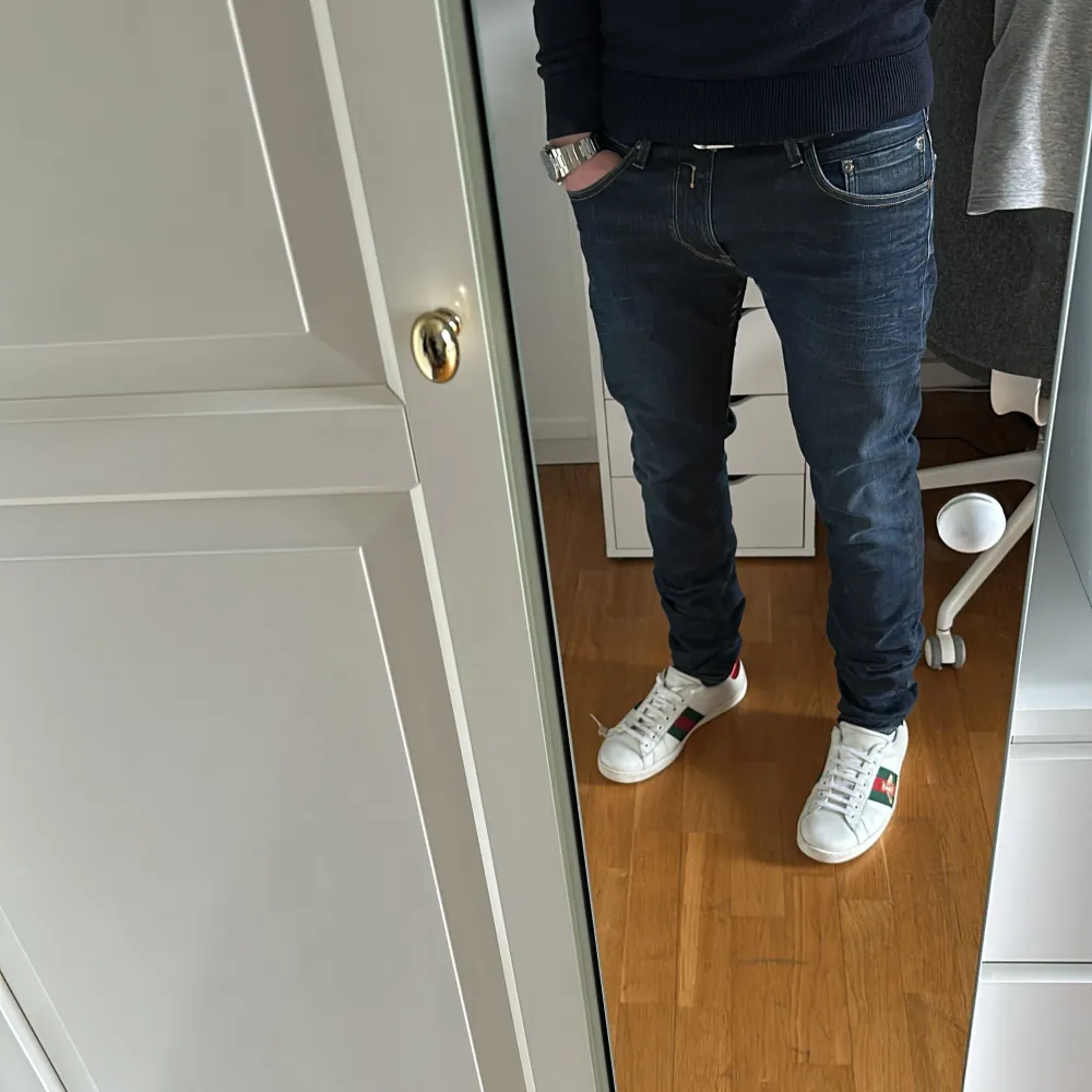 Säljer ett par replay jeans i modellen jondrill, liknar anbass. Bra skick men har en lagning på insidan men inget som märks utifrån. Hör av er vid frågor eller funderingar.😁. Jeans & Byxor.