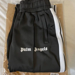 Palm Angels byxor - Säljer dessa Palm Angels byxor.  Kommer med tagg och påse. Priset kan sänkas vid snabb affär!
