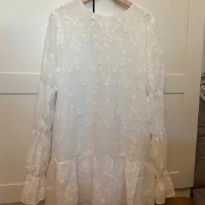 Nakd studentklänning  - Säljer där här slutsålda klänningen från NAKD i storlek 40. Klänningen är oanvänd och passar perfekt som studentklänning💗