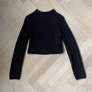 Stickad tröja - Jättefin stickad tröja.