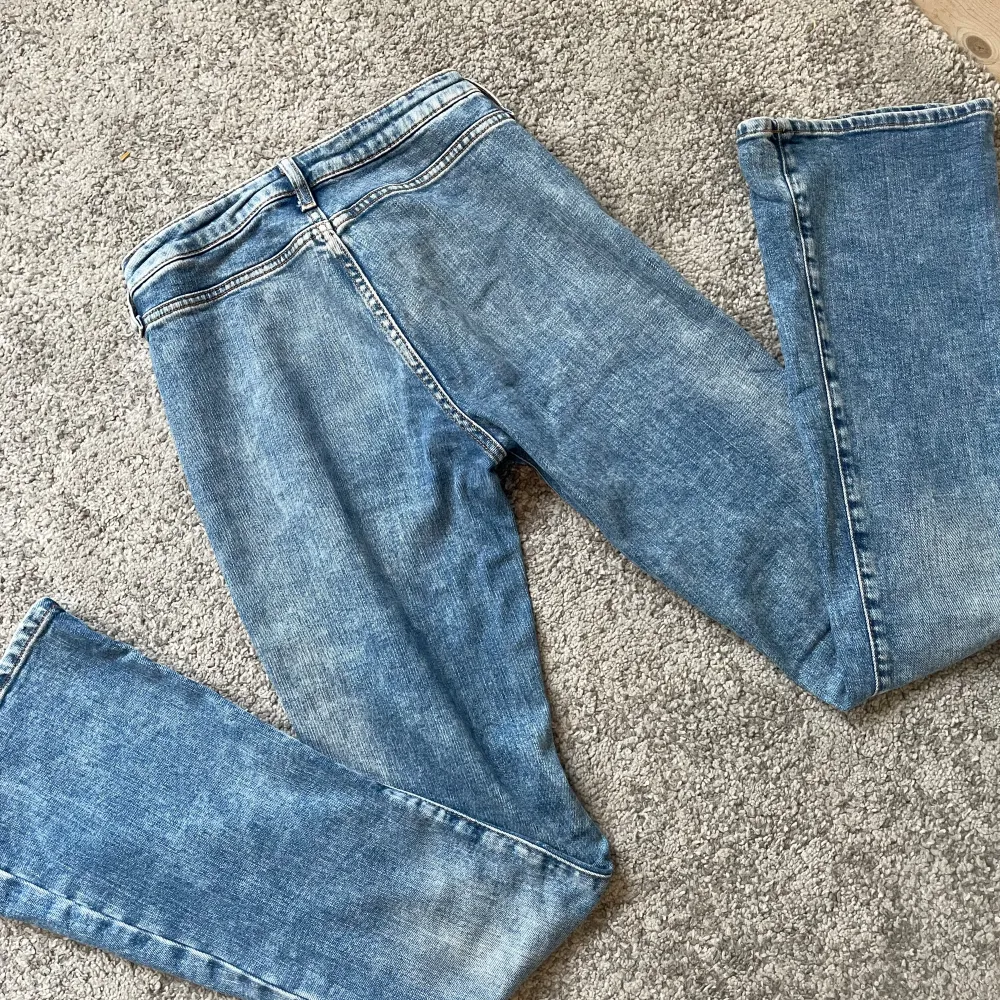 Blåa low waist jeans! Köpta utomland men i väldigt bra skick. 💘. Jeans & Byxor.