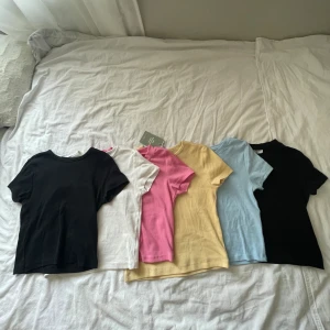 Toppar - Massa fina toppar i olika färger från olika butiker! Lite olika längd på modellerna men alla är i strl S o superfint  skick, den gula har lapparna kvar❤️alla förutom svarta till höger är ribbade❣️hör av dig vid frågor🥰 1 för 25 Alla för 100