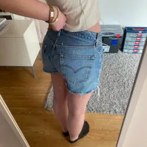 Levis shorts, bra skick! Storlek w33 L34, passar även om man vill ha det lite mer oversized ❣️