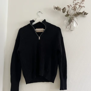 Jjxx svart zip tröja  - Svart stickad zip tröja från Jjxx använd men i nyskick, storlek S!🌷