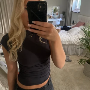 Tröja från Gina tricot  - Säljer denna t shirt/ tröja från Gina tricot i en mörk grå färg. Den är använd 2 gånger och är i väldigt bra skick💗💗