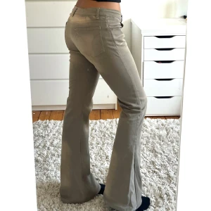 Lågmidjade Vintage y2k bootcut jeans  - Intressekoll på mina sjukt snygga lågmidjade vintage jeans från Miss Sixty, de sitter HELT perfekt, knappt använda och så smickrande! Älskar materialet och längden, säljer bara för att jag har för många byxor💗