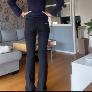 LÅGMIDJADE bootcut jeans i stl 27/34. jag är 179 cm o de är perfekt i längden!! innerben: 86 cm, midja tvärs över ca 38, ganska stretchiga midja. intressekoll då de sitter perfekt tight bootcut och är långa, men har samtidigt inte användning för dem❤️‍🩹