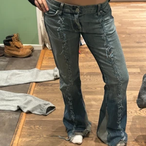 Snörade jeans med knytning - Så snygga jeans med snörning Säljer då de inte kommer till användning så mycket längre men mina absolut favoriter Lågmidjade jeans bootcut/flare Storlek S/M