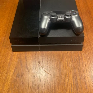 Ps4 med kontroll - Säljer mitt ps4 med kontroll, andvänts i ett år och funkar som nytt 
