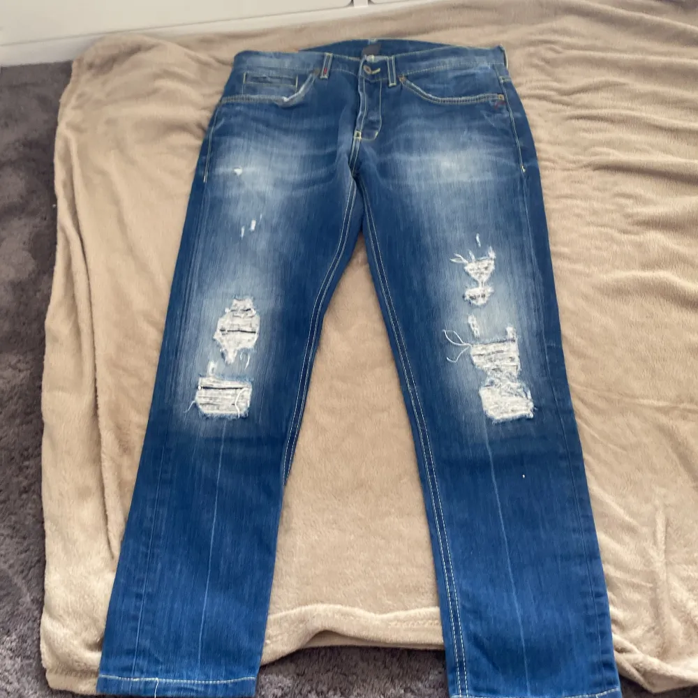Sjukt snygga Dondup jeans i modellen: George | Skicket är 9/10, bara jeansen ingår | Storleken är 35 italiensk och måtten är 40cm på bredden och på längden: 97cm | Hör av er vid frågor!. Jeans & Byxor.